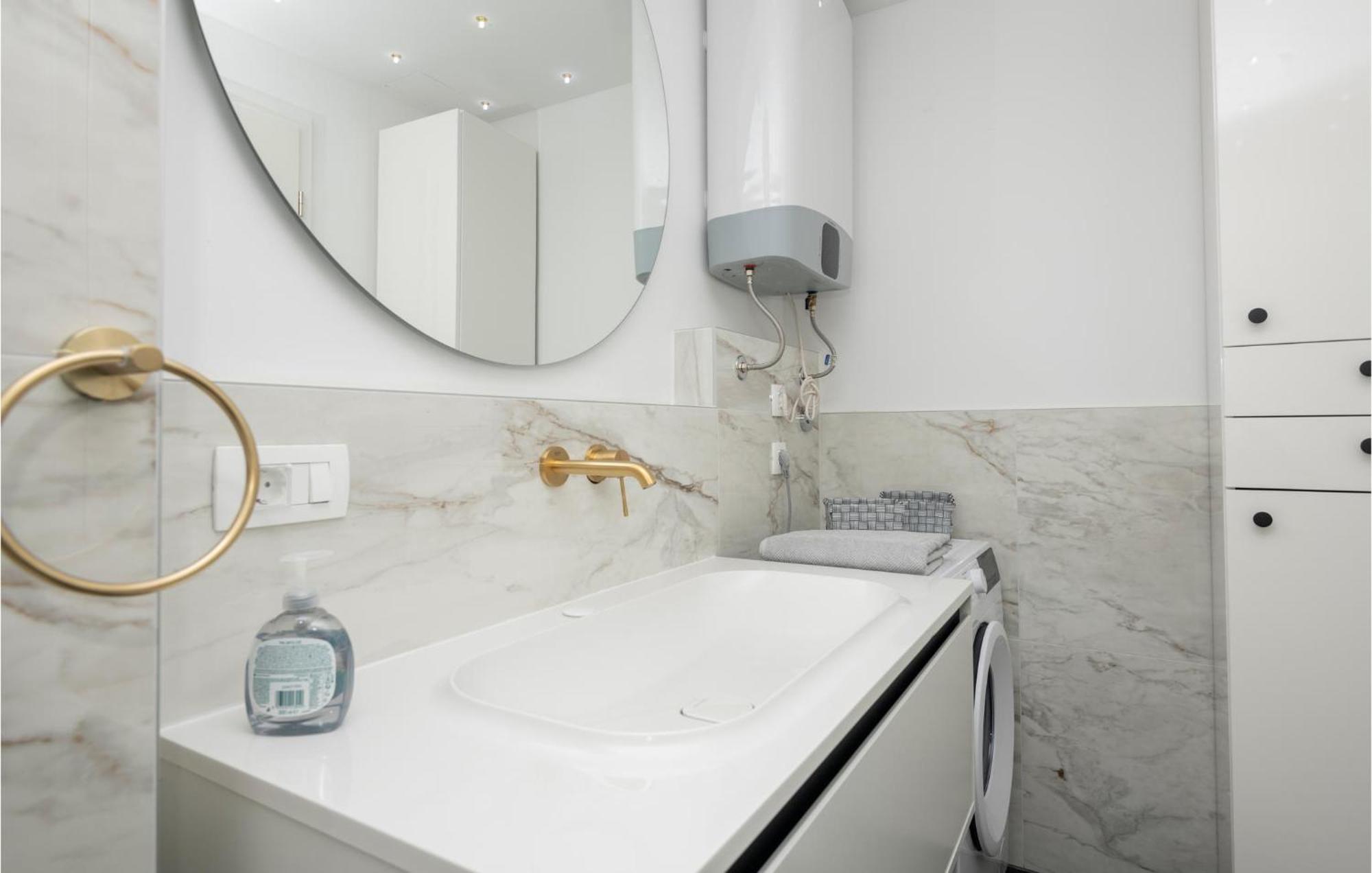 Stunning Apartment In Tucepi With Kitchen מראה חיצוני תמונה