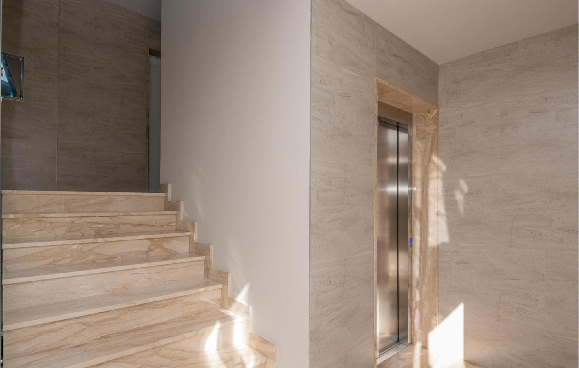 Stunning Apartment In Tucepi With Kitchen מראה חיצוני תמונה