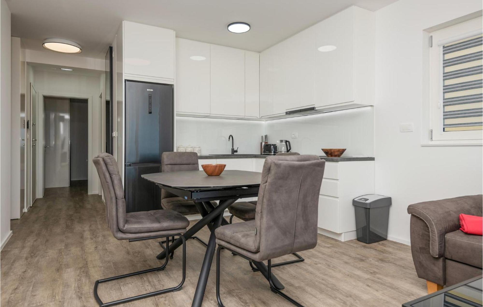 Stunning Apartment In Tucepi With Kitchen מראה חיצוני תמונה