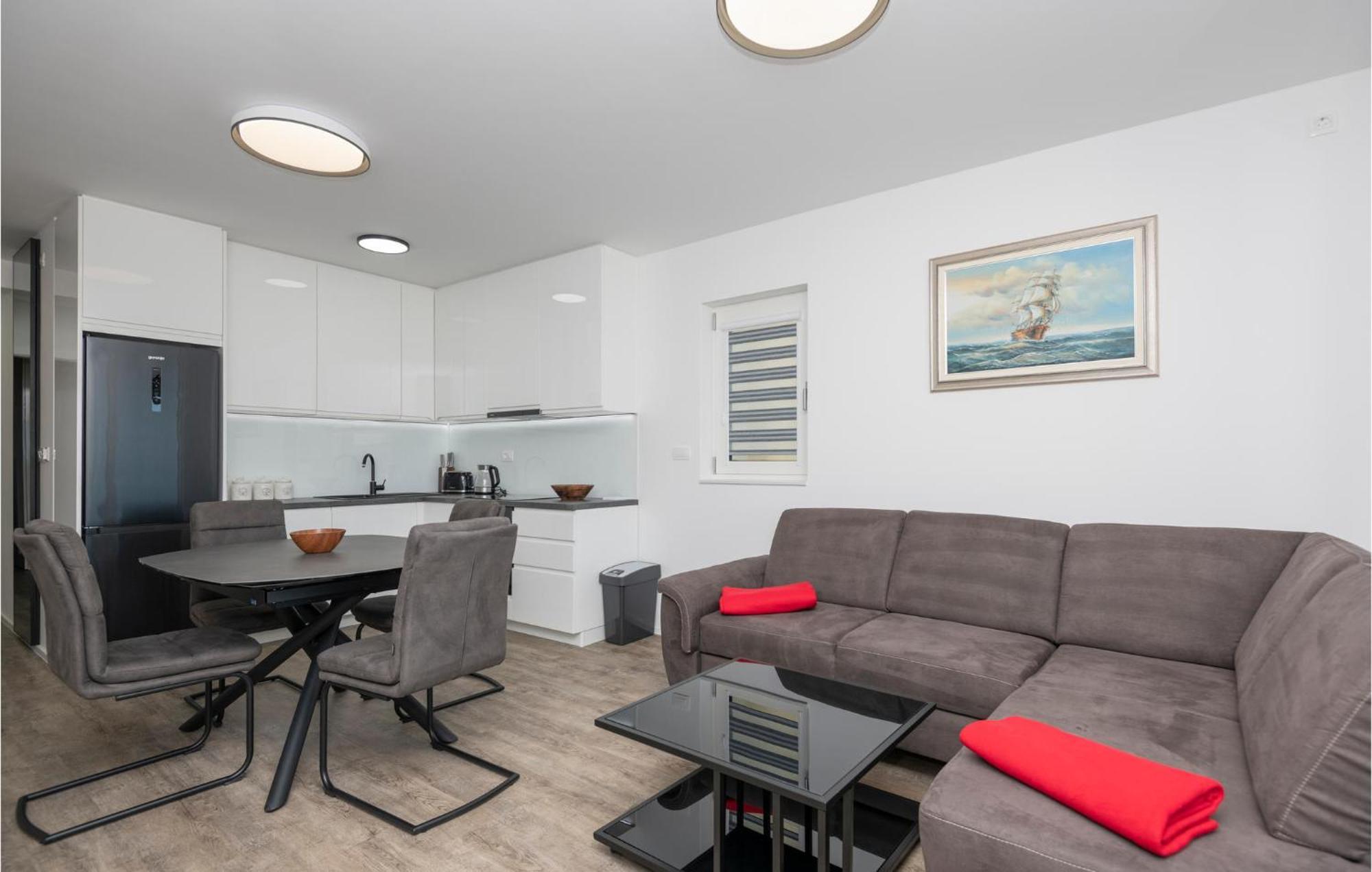Stunning Apartment In Tucepi With Kitchen מראה חיצוני תמונה