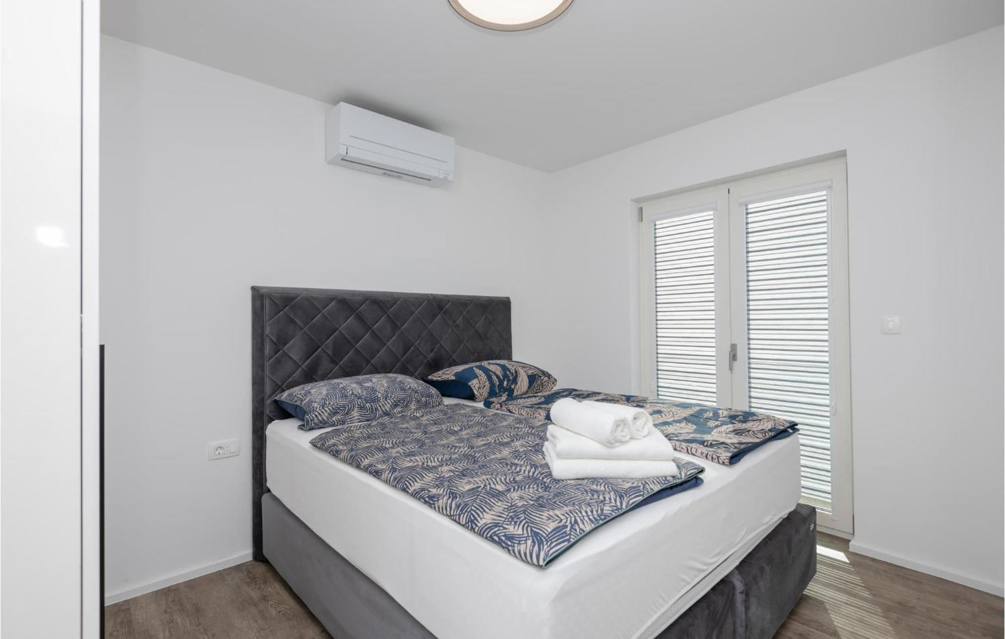 Stunning Apartment In Tucepi With Kitchen מראה חיצוני תמונה